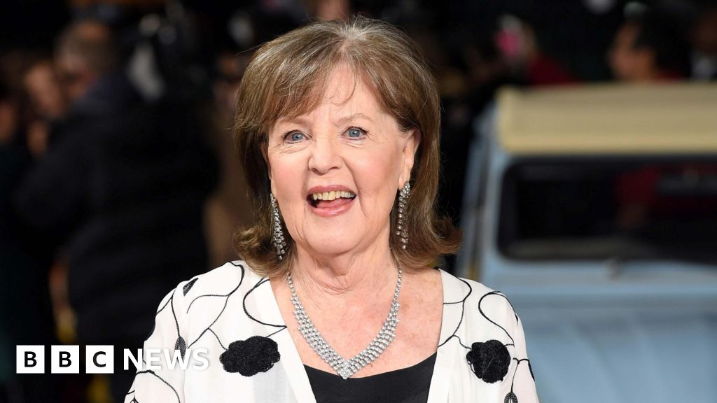 Legendary Actress Pauline Collins, Known for Shirley Valentine, Passes Away at 85 – Mirror Brief