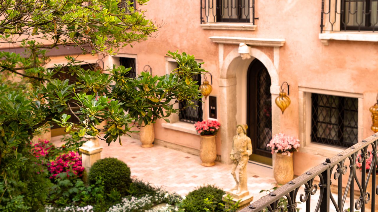 A Charming 15th-Century Palazzo in Venice Featuring a Private Garden – Mirror Brief